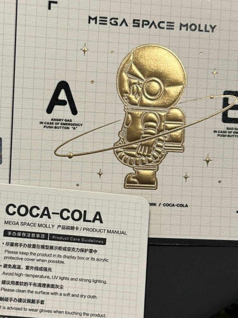 MEGA SPACE MOLLY 400% COCA-COLA VERSION 1 (V1 ) COLLECTIBLE - Picture 7 of 15